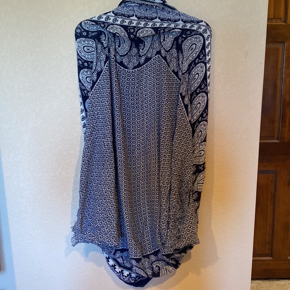 Blue and white shawl - Picture 2 of 2